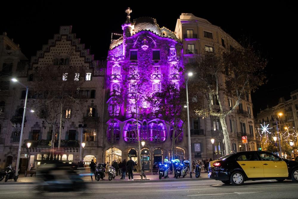 Sant Jordi Sagrada Familia Ostello Barcellona